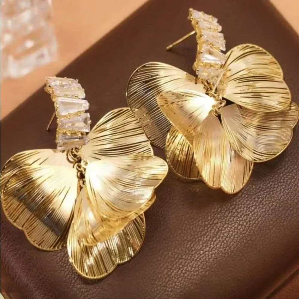 Gold Floral Petal Drop Earrings - Elegant Women's Jewelry R342